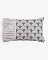coussin beige rectangulaire avec galon